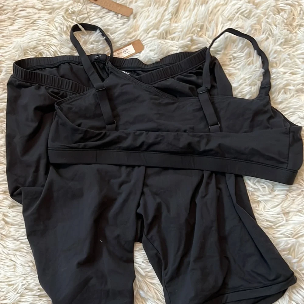 Skims scoop neck fit everybody shorts set large - Picture 4 of 5